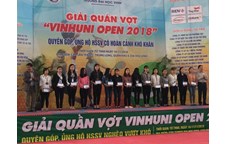 Sinh viên Viện Công nghệ Hóa Sinh – Môi trường nhận học bổng tài trợ thông qua giải quần vợt VinhUni Open 2018